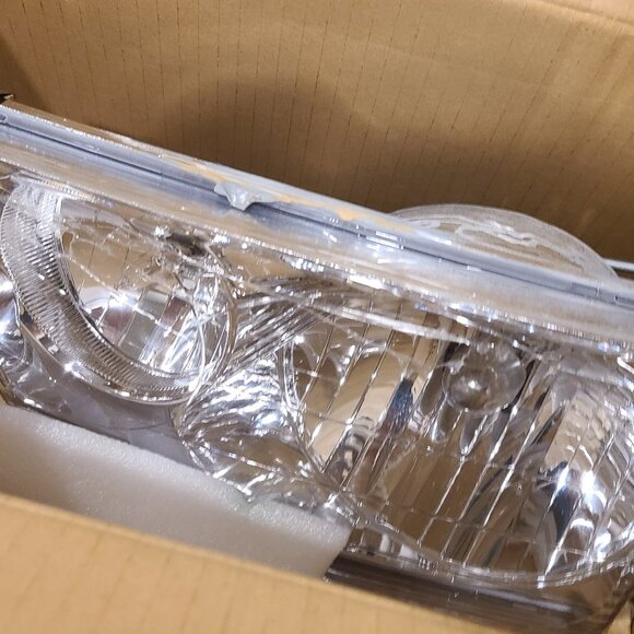 2002-05 Ford Explorer Right headlight - Picture 1 of 3